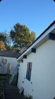 Reprise d’un avant toit totalement détruit par les fuites d’eau , changement des liteaux et chevrons , re fixage de la rive sans les crochets feraille ( qui cause les fuites ) , finition lambris et bandeau pvc 🪚🪜⚒️