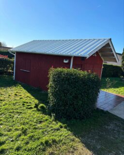 Couverture bac acier sur garage bois et gouttière pvc ovation sur crochets à bac acier ⚒️🪚