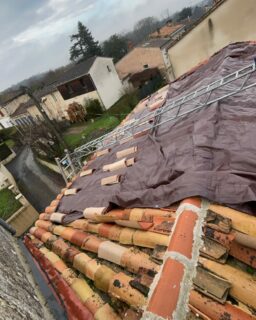 Rénovation toiture avec de gros dégâts , faux équerrage et défauts de charpente
Reprise avec film pare pluie et double Litonnage , chenaux de rive en zinc et rive rabat 🔨🪚