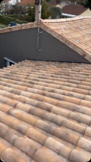 Rénovation complète sur cet vielle maison 💥
Isolation comble et isolation extérieur , revêtement bardage bois , couverture en Romane évolution avec rives rabat , avant toit pvc et bavette / goutiere et descente en zinc 🪜🔨🪚