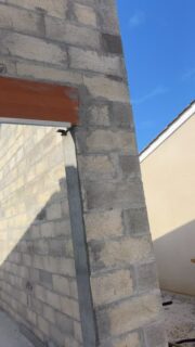 Extension maison 💥 reprise sur existant charpente traditionnelle , tuile Romane canal , pose velux avec volet roulant électrique , finition avant toit en pvc blanc 🛠️🪚