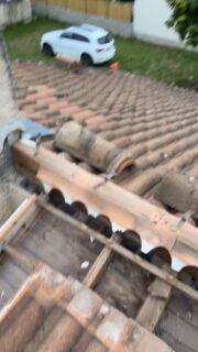 Rénovation Toiture 💥 
Changement litonnage et passage en Tuile Romane Évo vielli avec bavette en zinc 🔨🪜