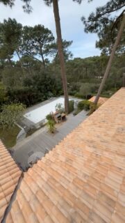 Rénovation toiture pyla sur mer 🌴☀️

- Découverture complète 
- Mise en place écran sous toiture 
- Double litonnage 
- Couverture Romane evo vielli 
- Entourage cheminée Zinc