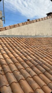 Rénovation Toiture 🔥

- Double Litonnage et Écran sous toiture 
- Couverture et rives rabat Romane evo Vielli 
- Étanchéité en bavette Zinc