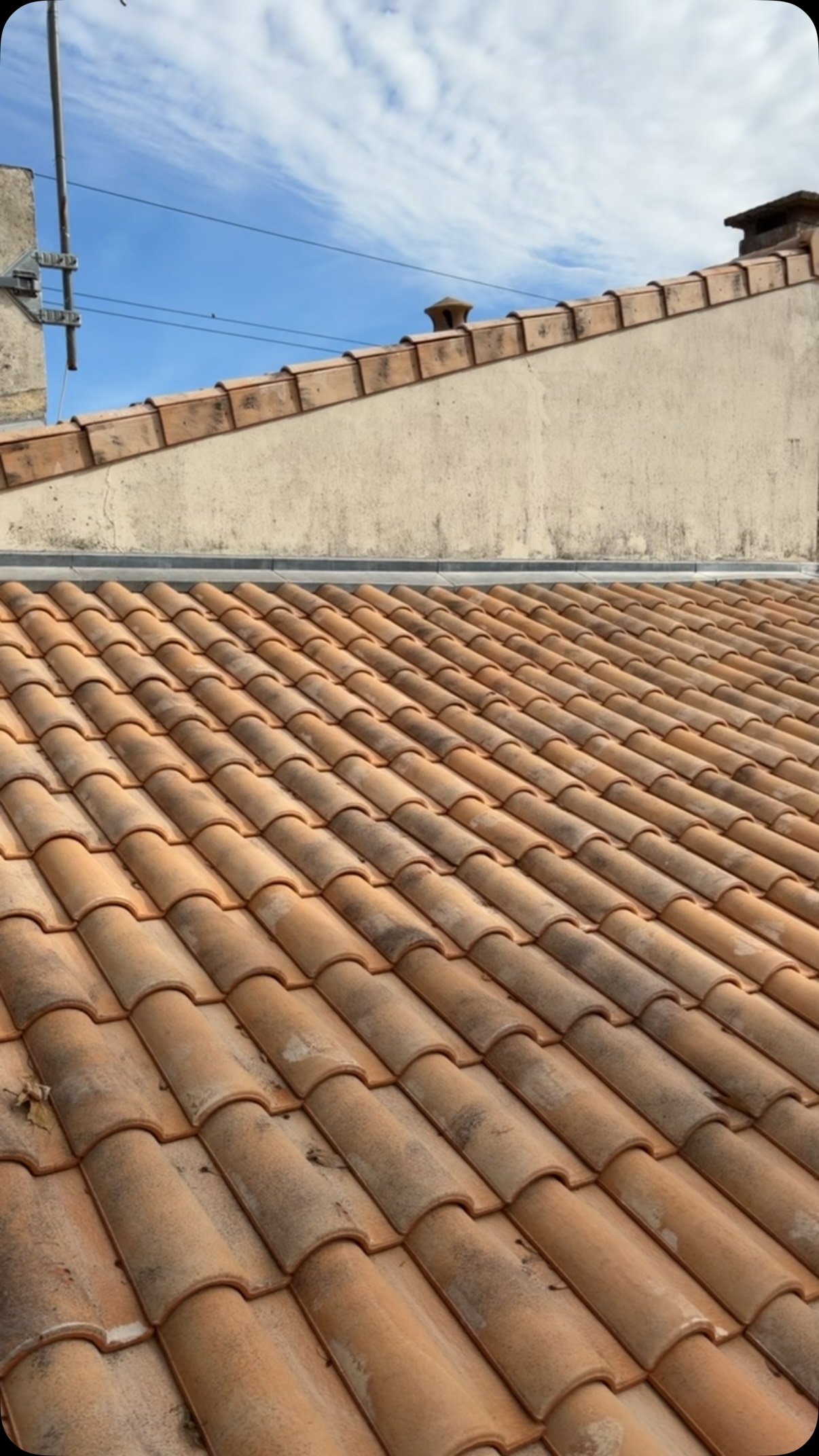 Rénovation Toiture 🔥

- Double Litonnage et Écran sous toiture 
- Couverture et rives rabat Romane evo Vielli 
- Étanchéité en bavette Zinc