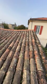 Changement Panne Faîtière 💥

- Enlèvement Panne fendu 
- Renforcement chevron sur la nouvelle panne 
- Remise en place des voliges et des liteaux 
- Remise en place des Tuiles et du faîtage sur closoir alu